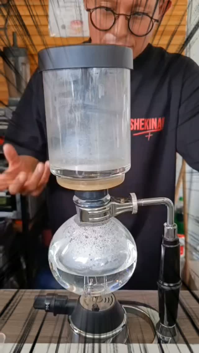 ¿Ciencia, arte o el mejor café que vas a probar hoy? ☕️✨

​Déjate hipnotizar por la magia del sifón japonés. Este método de inmersión y vacío no solo es un espectáculo visual increíble, sino que es la herramienta perfecta para extraer hasta la última nota de nuestro café natural de la Sierra Norte.

​Al no usar filtros de papel gruesos, el sifón resalta la dulzura, el cuerpo sedoso y esas notas afrutadas tan características del proceso natural de nuestros granos locales. Una taza limpia, vibrante y llena de historia.

​📍 Ven a vivir la experiencia en el paseo Juárez El Llano frente a VIPS

👇 Etiqueta en los comentarios a esa persona con la que compartirías este espectáculo.

​#SifonJapones #CaféDeEspecialidad #CaféNatural #SierraNorte #CoffeeTime ExperienciaDeCafé