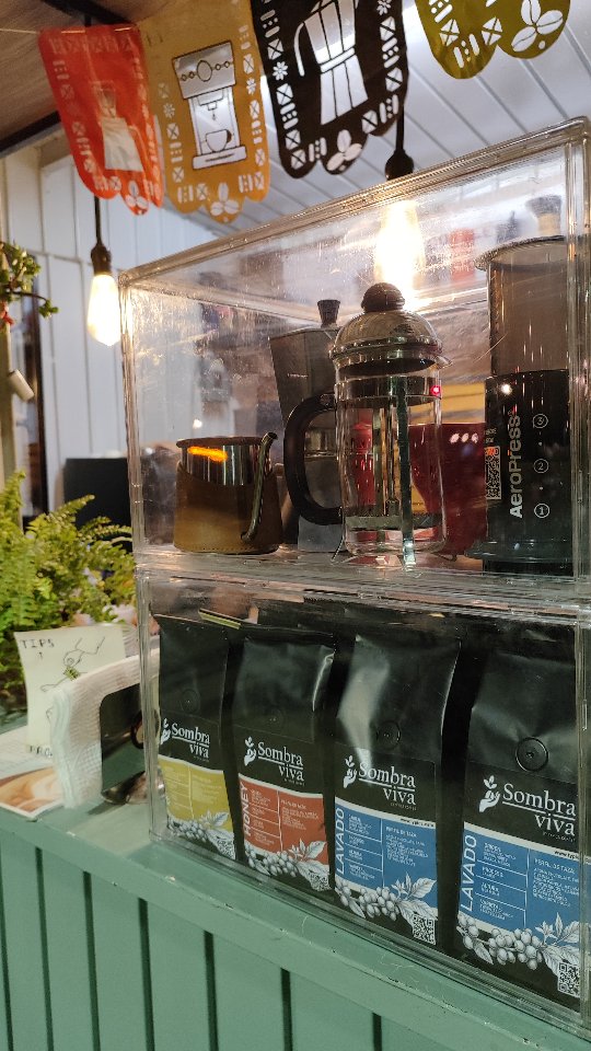 ​¡Descubre la esencia de Sombra Viva en persona! 🌿✨

​Sabemos que nuestros productos se disfrutan mejor cuando puedes verlos, sentirlos y conectar con ellos. Por eso, te invitamos a visitar nuestro punto de venta oficial, un espacio creado especialmente para ti.

​Date una vuelta, conoce nuestras novedades y llévate un pedacito de nuestra magia a casa.

​📍 Encuéntranos en el paseo Juárez El Llano frente a VIPS

🕒 Horario: Lunes a Domingoo de 07 am a 9 pm

Descansamos miércoles.

​¡Te esperamos con las puertas abiertas!

​#SombraViva #PuntoDeVenta #oaxaca #ExperienciaSombraViva #HechoConAmor consumelocal