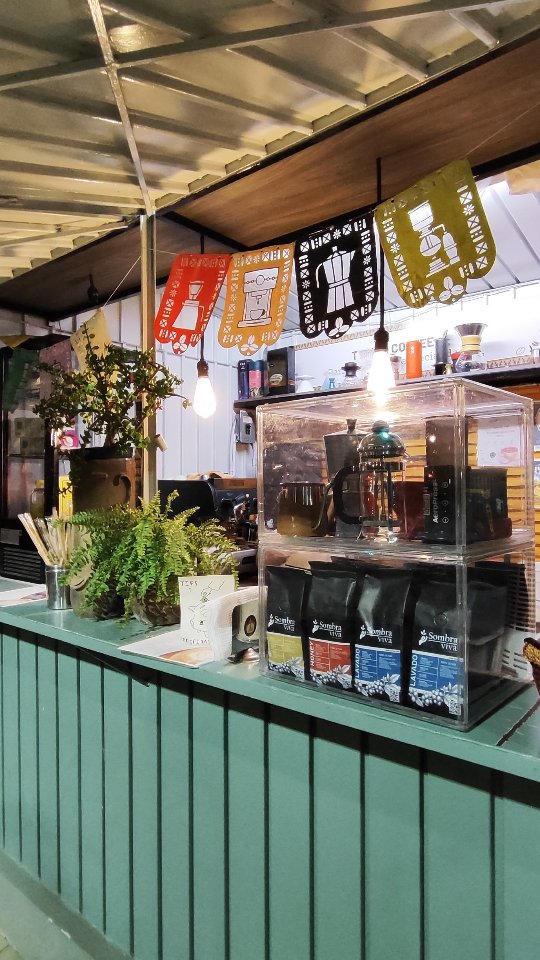 ​¡Descubre la esencia de Sombra Viva en persona! 🌿✨

​Sabemos que nuestros productos se disfrutan mejor cuando puedes verlos, sentirlos y conectar con ellos. Por eso, te invitamos a visitar nuestro punto de venta oficial, un espacio creado especialmente para ti.

​Date una vuelta, conoce nuestras novedades y llévate un pedacito de nuestra magia a casa.

​📍 Encuéntranos en el paseo Juárez El Llano frente a VIPS

🕒 Horario: Lunes a Domingoo de 07 am a 9 pm
Descansamos miércoles.

​¡Te esperamos con las puertas abiertas!

​#SombraViva #PuntoDeVenta #oaxaca #ExperienciaSombraViva #HechoConAmor
