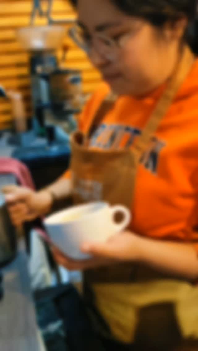 ​Amamos lo que hacemos, amamos el café. 🤎☕

​Para nosotros, no se trata solo de encender la máquina y servir una taza. Se trata del sonido de los granos moliéndose por la mañana, del aroma que llena el espacio y de esa primera extracción perfecta.

​Cada taza que preparamos lleva una dosis de dedicación, técnica y muchísimo cariño, porque sabemos que un buen café tiene el poder de cambiar tu día.

​¿Ya viniste por el tuyo? Te esperamos para compartir lo que más nos apasiona. 👇

​📍 Paseo Juárez El Llano frente a VIPS
⏰ Lunes a Domingo de 07:00 a  20:00 hrs
​#AmorPorElCafe #CafeDeEspecialidad #CoffeeLovers #BaristaLife #OaxacaCafe