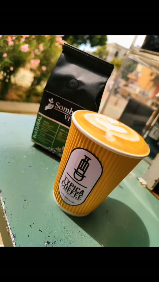 Hay mañanas que exigen algo más que cafeína; piden una experiencia. 🌿☕

​Te presentamos Sombra Viva, el orgullo de la barra en Typica Coffee. Cultivado bajo sombra de los bosques, este café madura lentamente para absorber la riqueza de la tierra, regalándote una taza con acidez brillante, cuerpo sedoso y notas que despiertan los sentidos.

​No es solo café, es la sombra viva en tu taza. ¿Vienes a probarlo?

​📍 Te esperamos en Typica Coffee, paseo Juárez El Llano frente VIPS.

🛒 También disponible en grano o molido para que lleves la magia a casa.

​#TypicaCoffee #SombraViva #CafeDeEspecialidad #CafeDeSombra #RitualCafetero